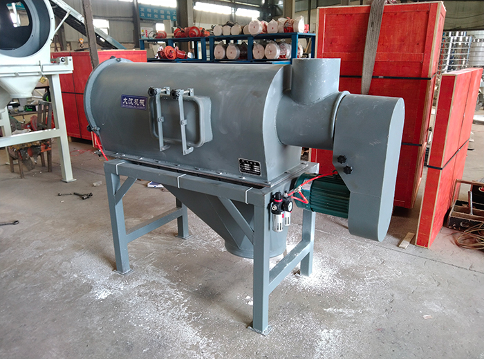 氣流篩采用碳鋼材質(zhì)的外殼，臥式的篩網(wǎng)利用風(fēng)力與物料的離心力對(duì)物料進(jìn)行篩分。產(chǎn)量高，效果好。