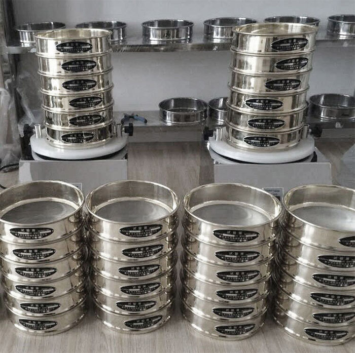 試驗篩采用SUS403不生銹材質，篩框壁厚0.6mm經久耐用不變形，可耐400°高溫，可用于無機，有機溶液。