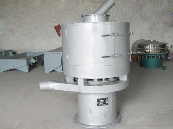 氣流篩與其它普通振動篩不同的是其采用的是立式篩網(wǎng),篩分主要動力來自風機的吹動帶動物料撲向篩網(wǎng),從而完成篩分目的。